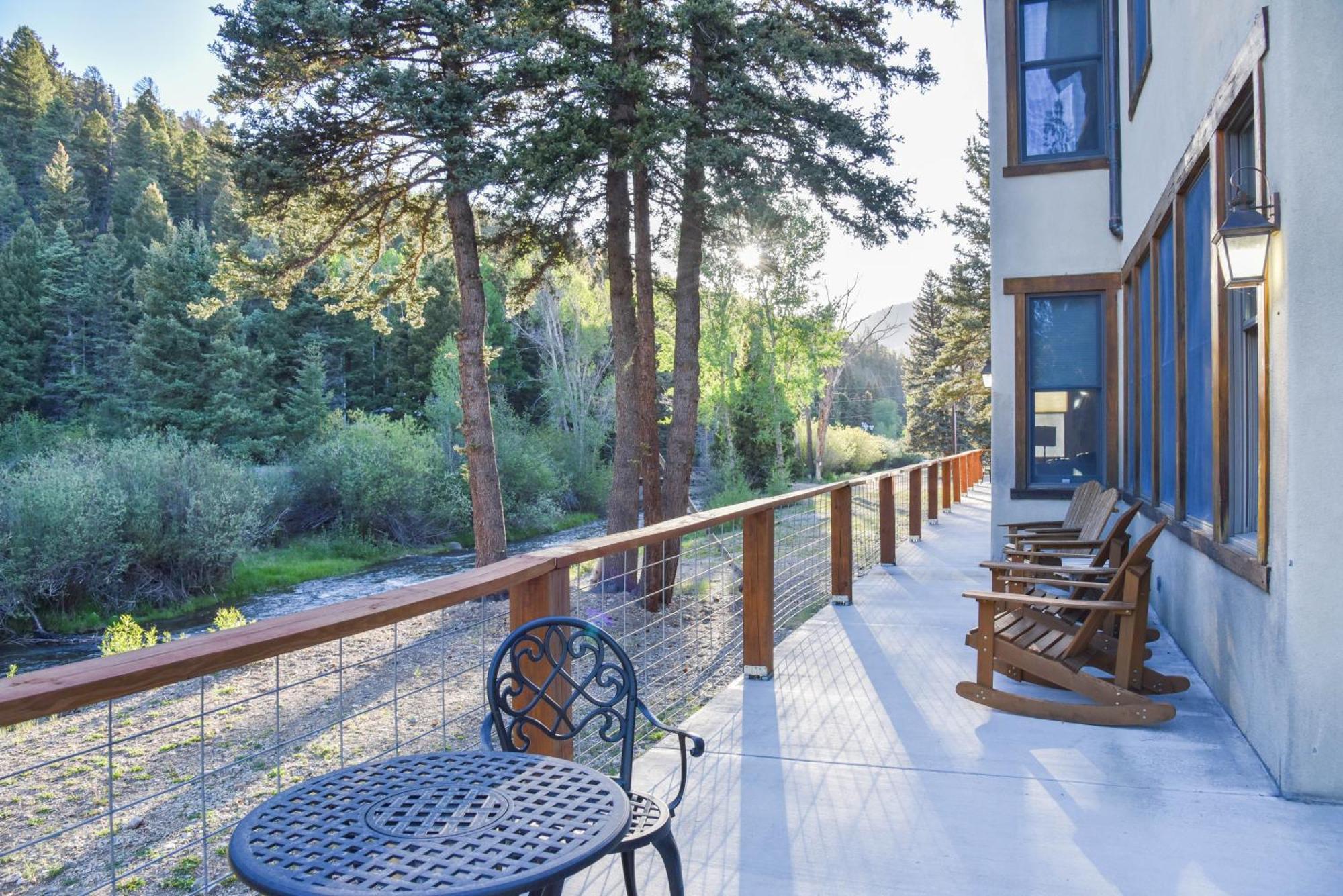 River Lyric Lodge - Formerly Double Dog Red River Εξωτερικό φωτογραφία